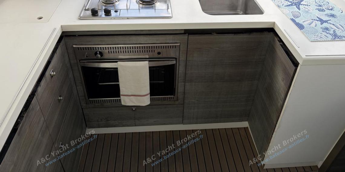 Nautitech Open 40 : Cuisinière et four Nautitech Open 40 : Cuisinière et four