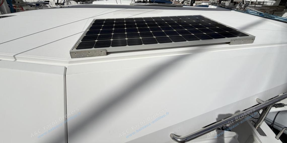 Nautitech Open 40 : Panneaux solaire sur le roof Nautitech Open 40 : Panneaux solaire sur le roof