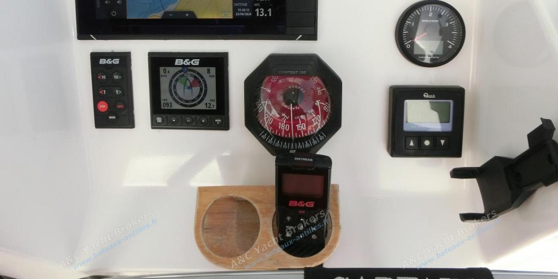 Neel 47 : Electronique au poste de barre Neel 47 : Electronique au poste de barre