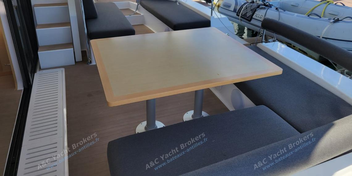 NEEL-TRIMARANS Neel 47 : Table du cockpit autre vue NEEL-TRIMARANS Neel 47 : Table du cockpit autre vue