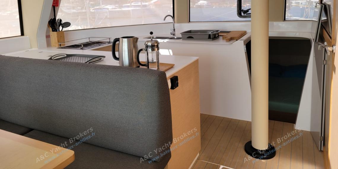 NEEL-TRIMARANS Neel 47 : Cuisine en U à bâbord NEEL-TRIMARANS Neel 47 : Cuisine en U à bâbord