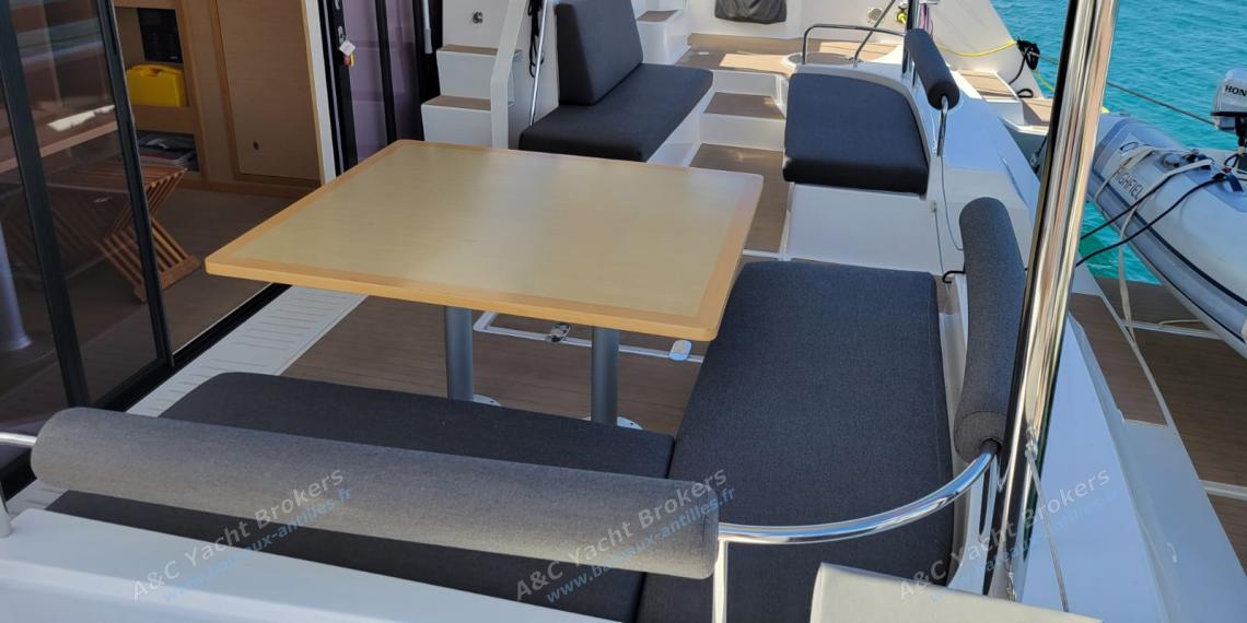 NEEL-TRIMARANS Neel 47 : Table du cockptit et banquette NEEL-TRIMARANS Neel 47 : Table du cockptit et banquette