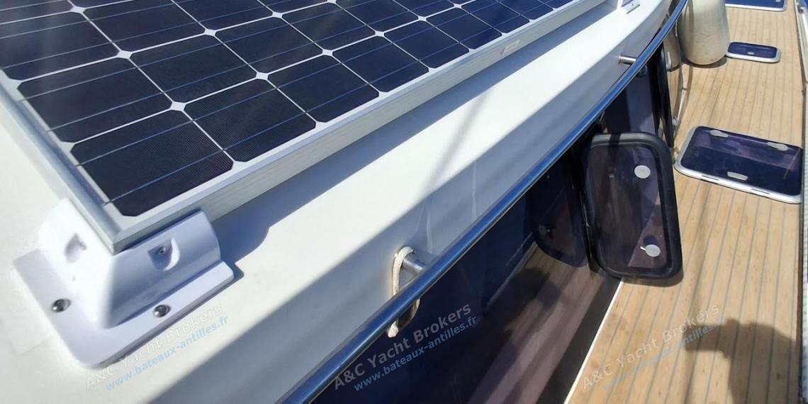NEEL 51 : Panneaux solaire sur le roof a tribord NEEL 51 : Panneaux solaire sur le roof a tribord