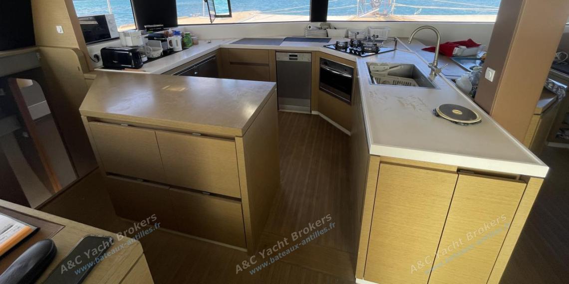 NEEL 51 : Cuisine vue depuis le carré NEEL 51 : Cuisine vue depuis le carré