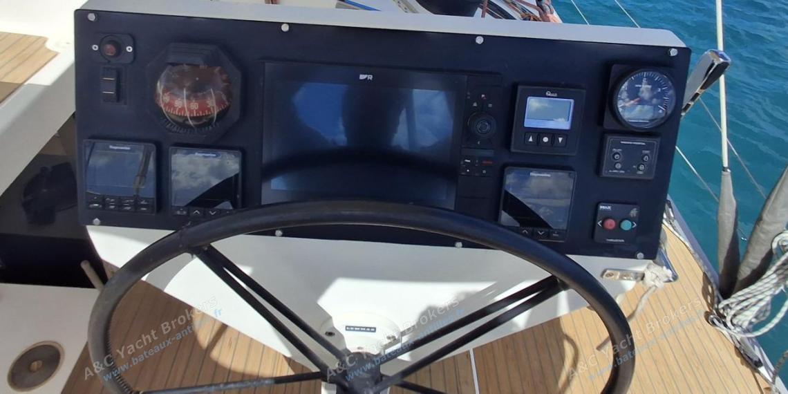 NEEL 51 : Electronique au poste de barre NEEL 51 : Electronique au poste de barre