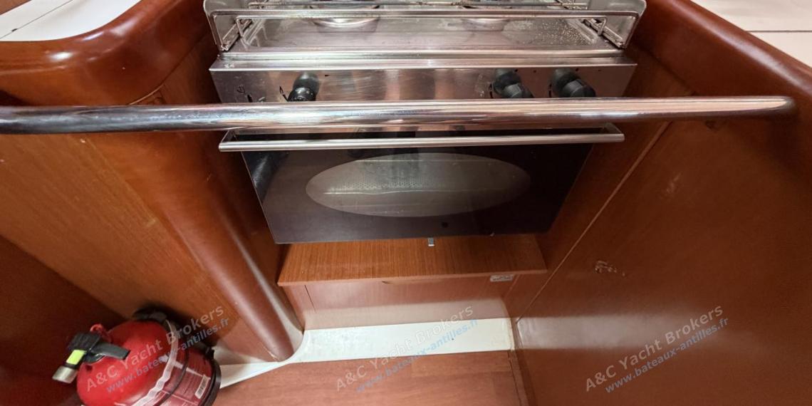 Bénéteau Oceanis 37 Limited Edition : Cusinière deux feux avec four Bénéteau Oceanis 37 Limited Edition : Cusinière deux feux avec four