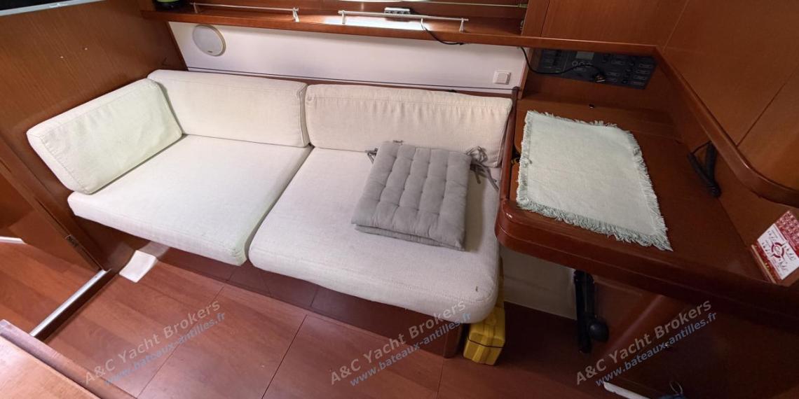 Bénéteau Oceanis 37 Limited Edition : Banquette tribord dans le carré Bénéteau Oceanis 37 Limited Edition : Banquette tribord dans le carré