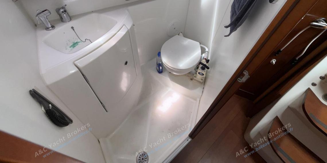 Bénéteau Oceanis 37 Limited Edition : Salle d'eau arrière tribord Bénéteau Oceanis 37 Limited Edition : Salle d'eau arrière tribord