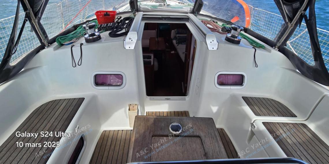 Bénéteau Oceanis 37 Limited Edition : Cockpit et capote de roof Bénéteau Oceanis 37 Limited Edition : Cockpit et capote de roof