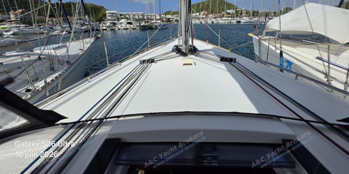 Bénéteau Oceanis 38 : Vue sous la capote de roof Bénéteau Oceanis 38 : Vue sous la capote de roof