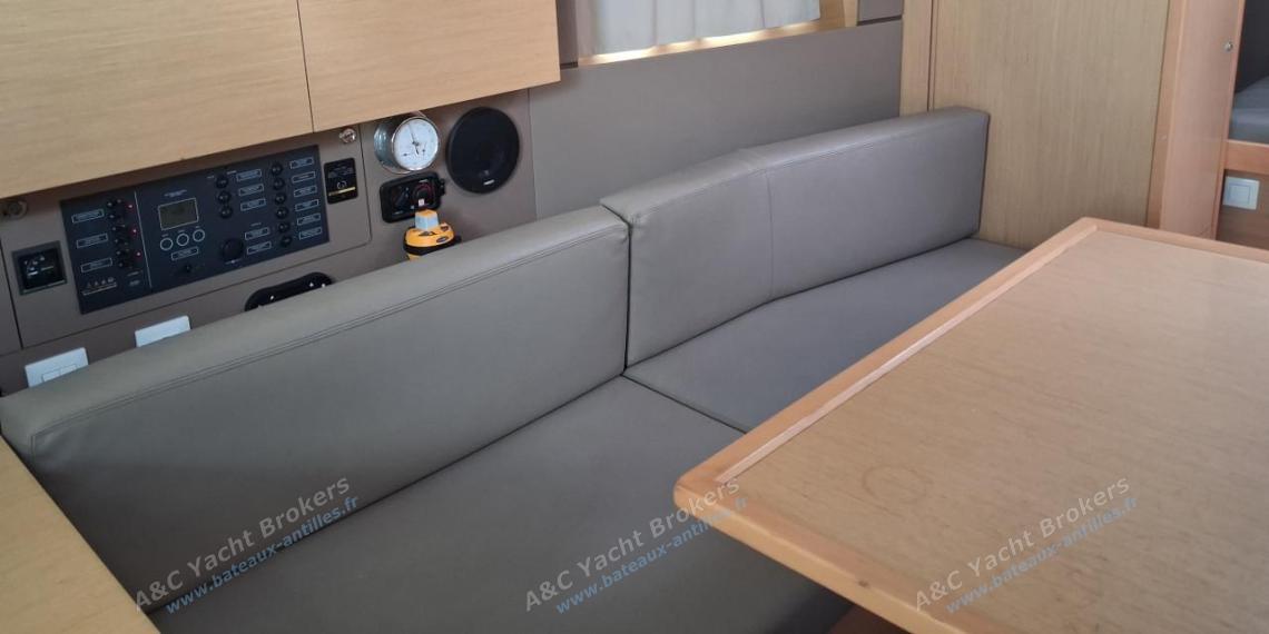 Bénéteau Oceanis 38 : Table du carré et banquette Bénéteau Oceanis 38 : Table du carré et banquette