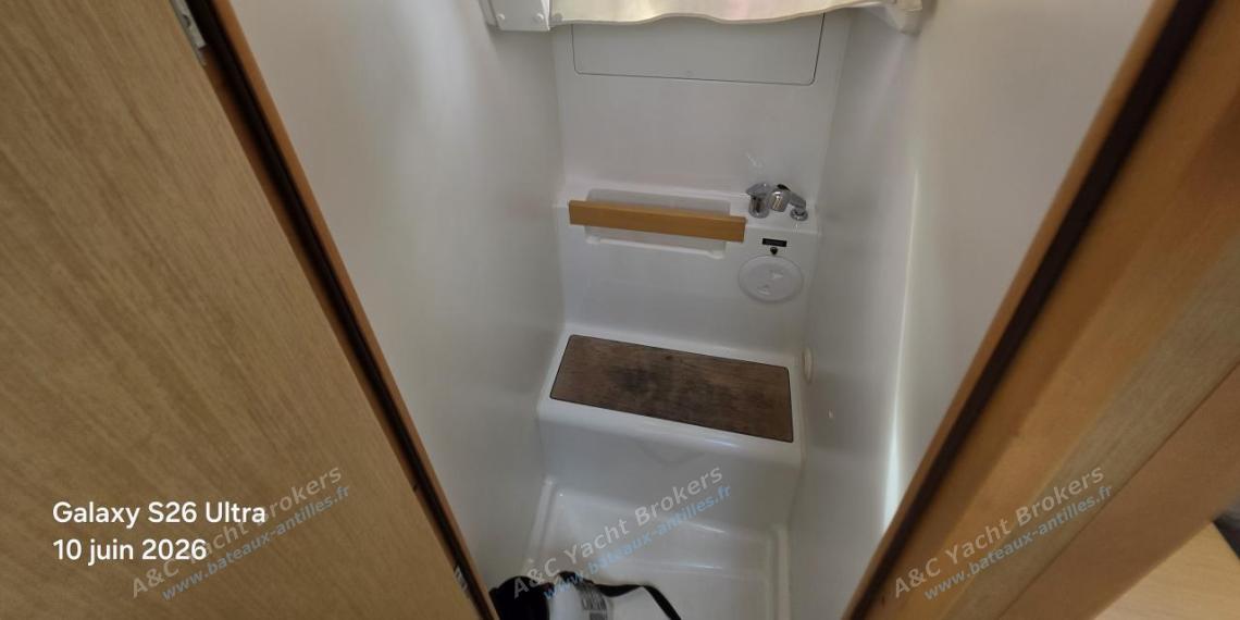 Bénéteau Oceanis 38 : Douche à bâbord Bénéteau Oceanis 38 : Douche à bâbord