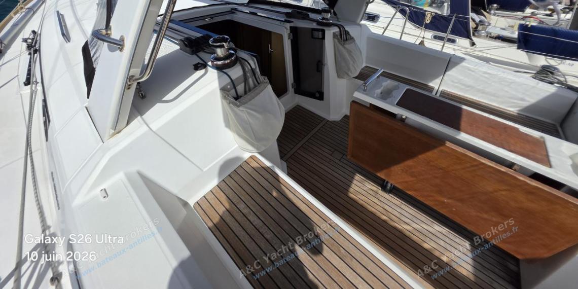 Bénéteau Oceanis 38 : Accès passavant bâbord depuis le cockpit Bénéteau Oceanis 38 : Accès passavant bâbord depuis le cockpit