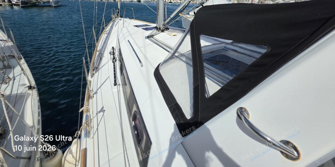 Bénéteau Oceanis 38 : Passavant bâbord Bénéteau Oceanis 38 : Passavant bâbord