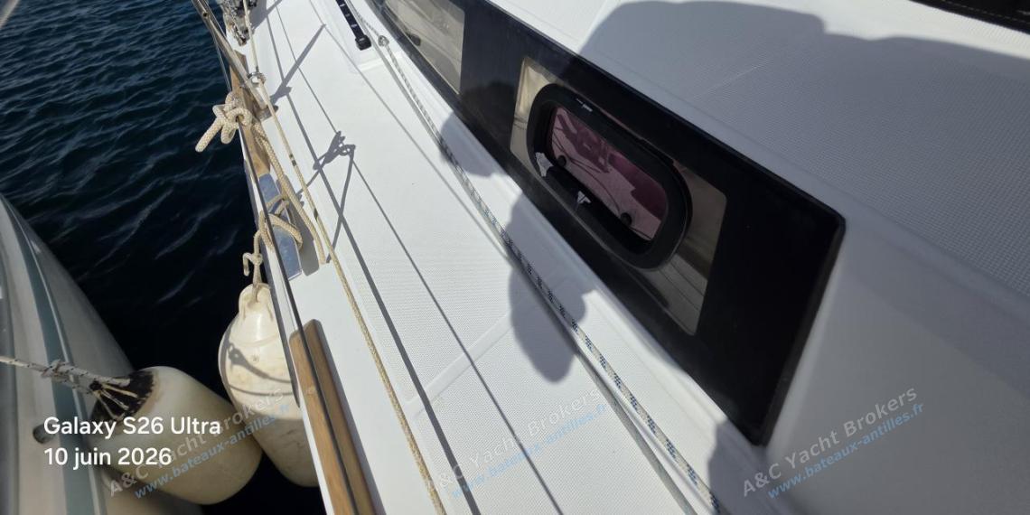 Bénéteau Oceanis 38 : Passavant bâbord autre vue Bénéteau Oceanis 38 : Passavant bâbord autre vue
