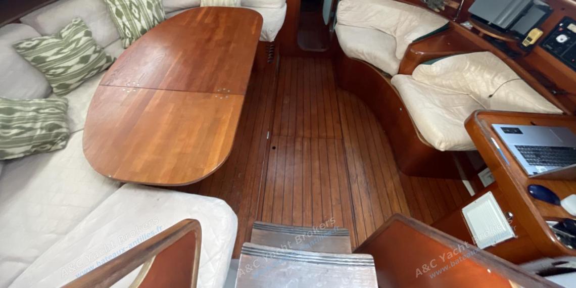 Bénéteau Oceanis 44 CC : Vue d'ensemble du carré Bénéteau Oceanis 44 CC : Vue d'ensemble du carré