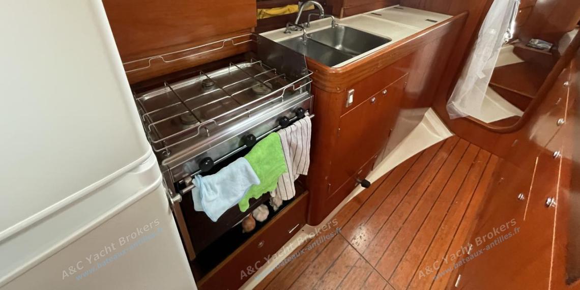 Bénéteau Oceanis 44 CC : Cuisine en long a l'arrière tribord Bénéteau Oceanis 44 CC : Cuisine en long a l'arrière tribord