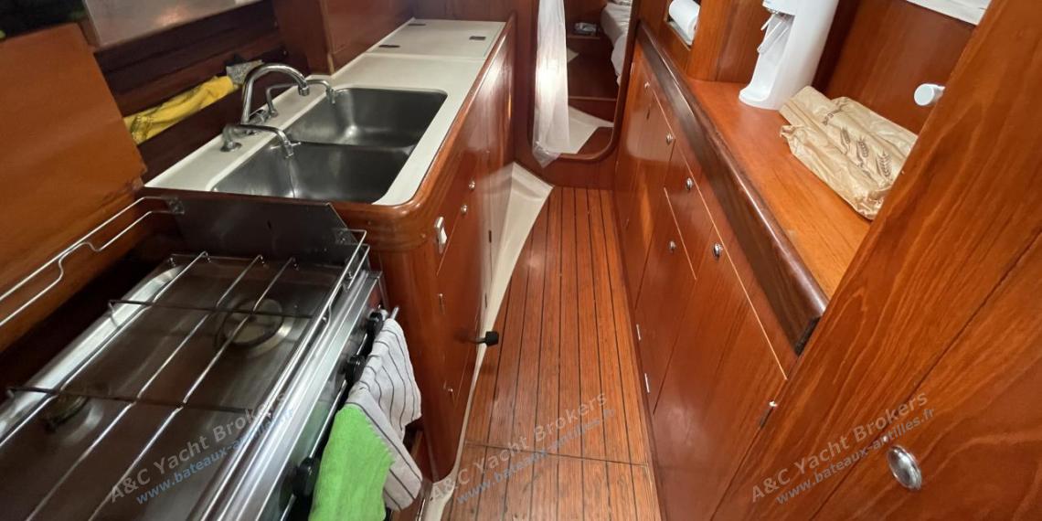 Bénéteau Oceanis 44 CC : cuisine et accès a la cabine arrière Bénéteau Oceanis 44 CC : cuisine et accès a la cabine arrière