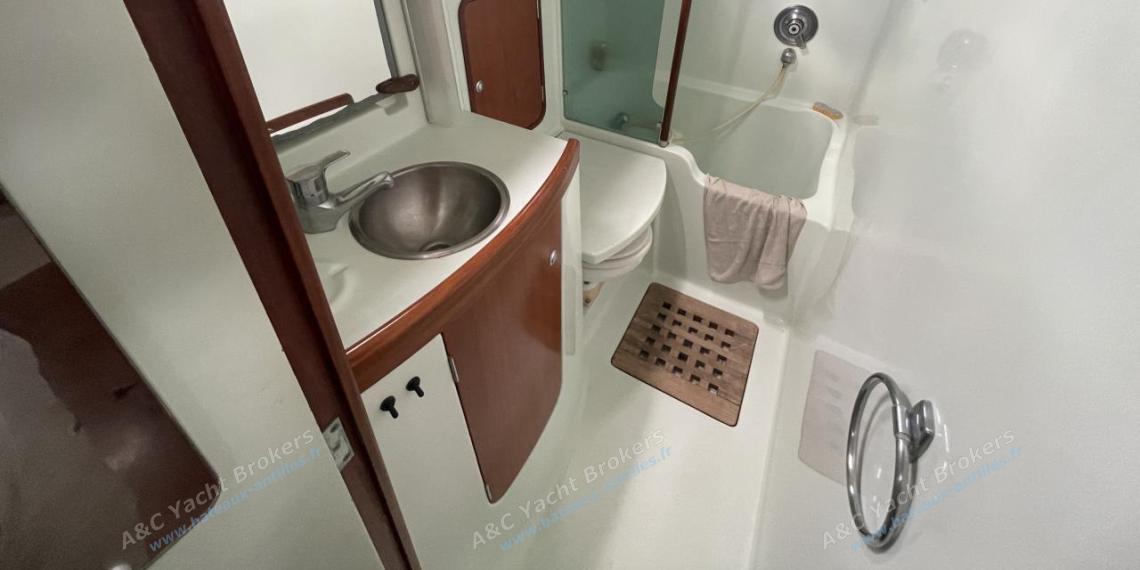 Bénéteau Oceanis 44 CC : Salle d'eau avec baignoire Bénéteau Oceanis 44 CC : Salle d'eau avec baignoire