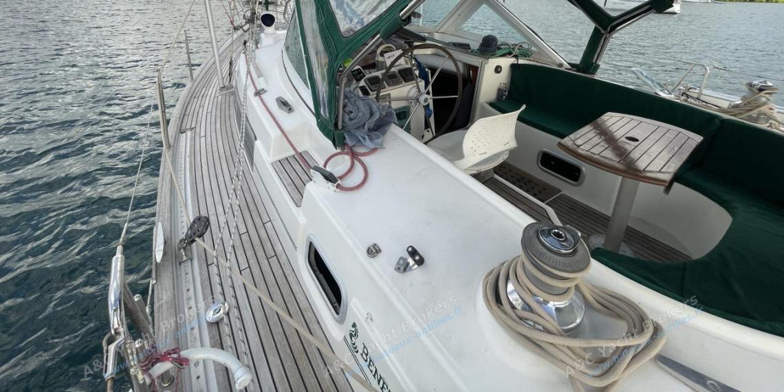 Bénéteau Oceanis 44 CC : Passavant bâbord Bénéteau Oceanis 44 CC : Passavant bâbord