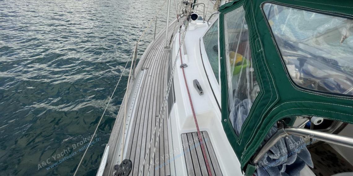 Bénéteau Oceanis 44 CC : Passavant bâbord autre vue Bénéteau Oceanis 44 CC : Passavant bâbord autre vue