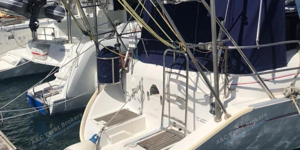 Bénéteau Oceanis 461 : Portique et panneaux solaires Bénéteau Oceanis 461 : Portique et panneaux solaires