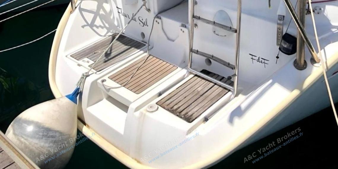 Bénéteau Oceanis 461 : Jupe et échelle de bain Bénéteau Oceanis 461 : Jupe et échelle de bain
