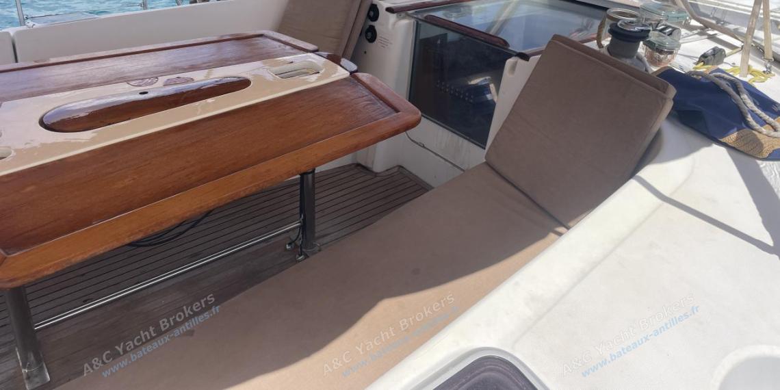 Bénéteau Oceanis 523 : Table de cockpit autre vue Bénéteau Oceanis 523 : Table de cockpit autre vue