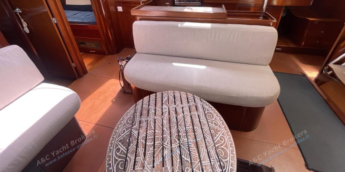 Bénéteau Oceanis 523 : Carré et banquettes Bénéteau Oceanis 523 : Carré et banquettes