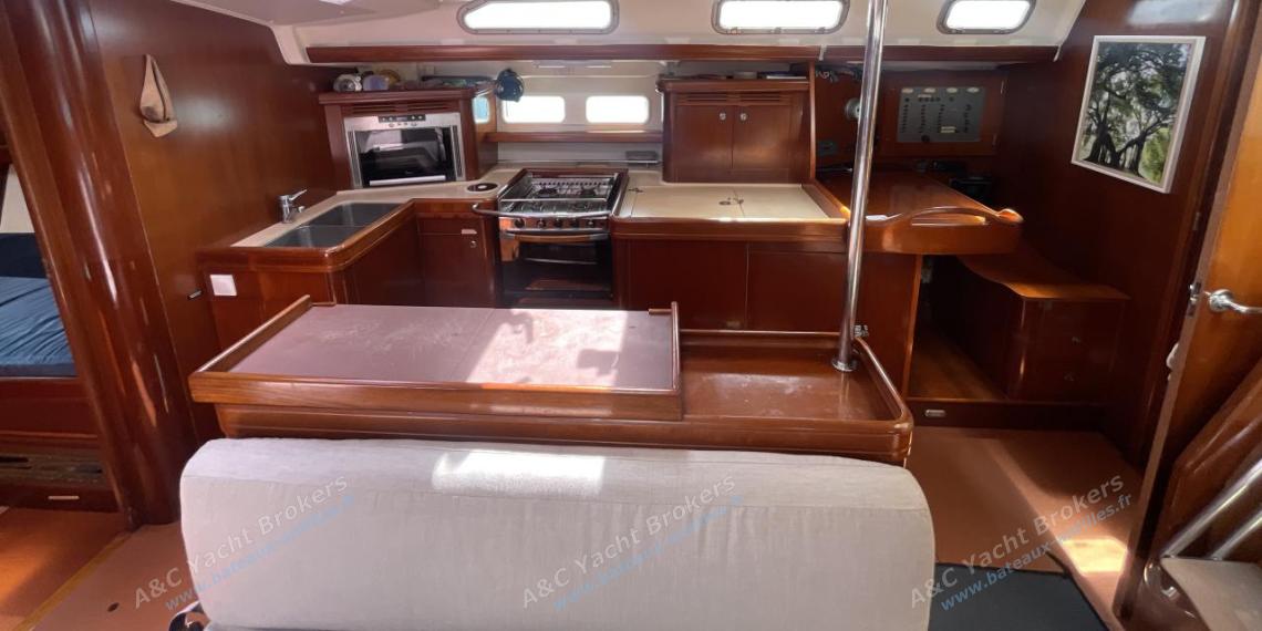 Bénéteau Oceanis 523 : Cuisine vue depuis le carré Bénéteau Oceanis 523 : Cuisine vue depuis le carré