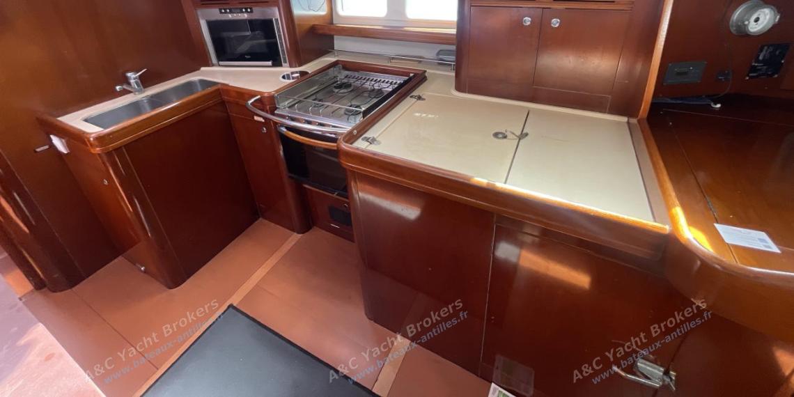 Bénéteau Oceanis 523 : Cuisine en long à tribord Bénéteau Oceanis 523 : Cuisine en long à tribord