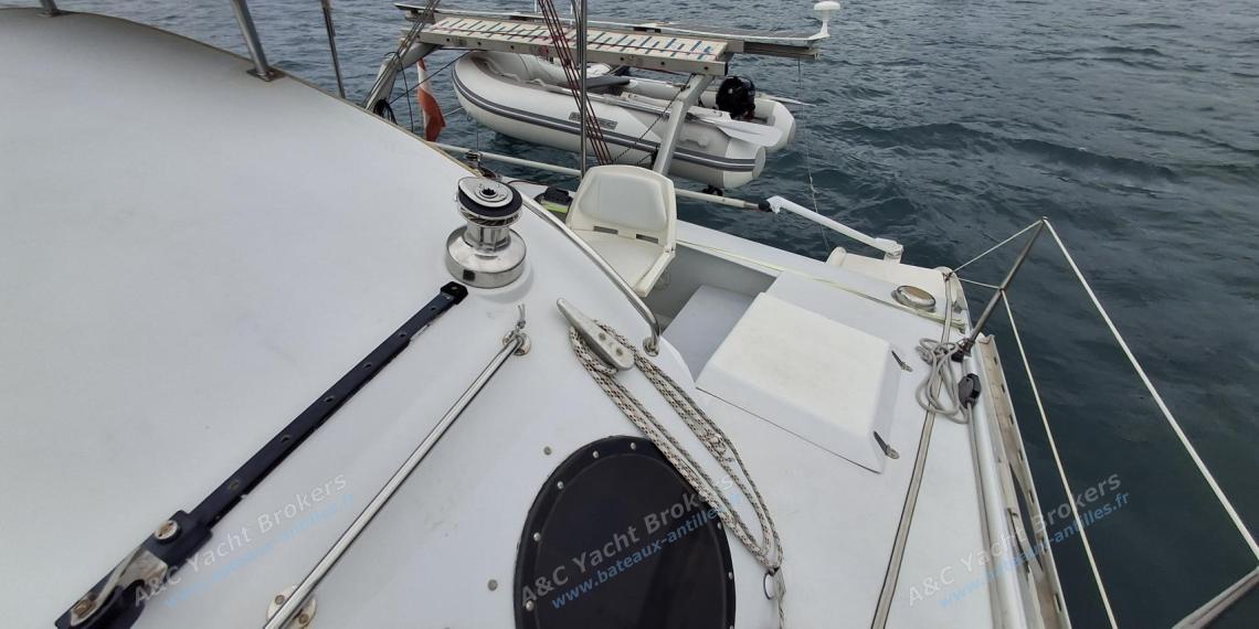 Outremer 38/40 : Panneaux solaire vue depuis le passavant bâord Outremer 38/40 : Panneaux solaire vue depuis le passavant bâord