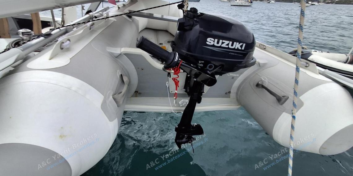 Outremer 38/40 : Annexe semie rigide et moteur hors-bord Suzuki Outremer 38/40 : Annexe semie rigide et moteur hors-bord Suzuki