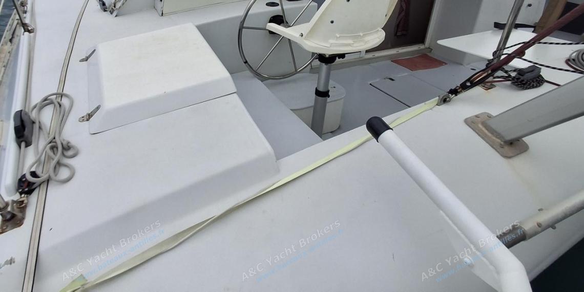 Outremer 38/40 : Poste de barre vu depuis la jupe bâbord Outremer 38/40 : Poste de barre vu depuis la jupe bâbord