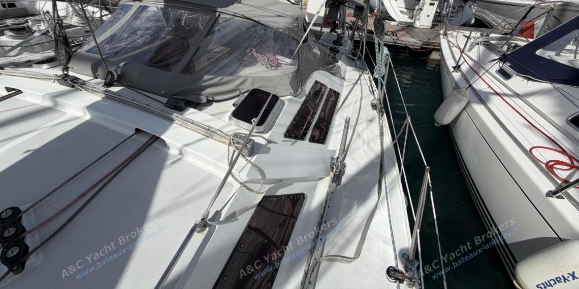 Alubat Ovni 39 : Roof vu depuis le passavant bâbord autre vue Alubat Ovni 39 : Roof vu depuis le passavant bâbord autre vue