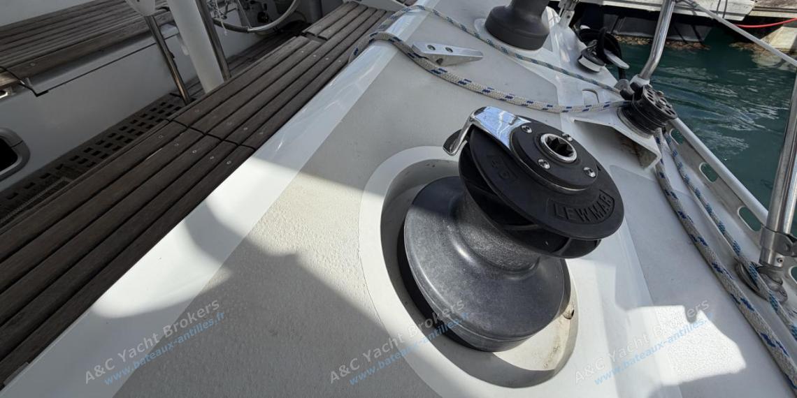 Alubat Ovni 39 : Cockpit vu depuis le passavant bâbord Alubat Ovni 39 : Cockpit vu depuis le passavant bâbord