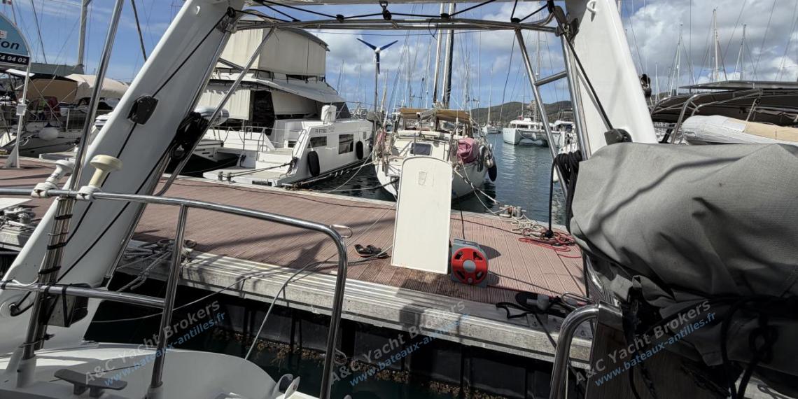 Alubat Ovni 39 : Portique pour éolienne et panneaux solaires Alubat Ovni 39 : Portique pour éolienne et panneaux solaires