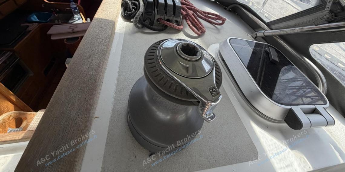 Alubat Ovni 39 : Winche de roof à tribord Alubat Ovni 39 : Winche de roof à tribord