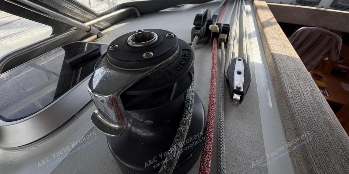 Alubat Ovni 39 : Winche de roof à bâbord Alubat Ovni 39 : Winche de roof à bâbord
