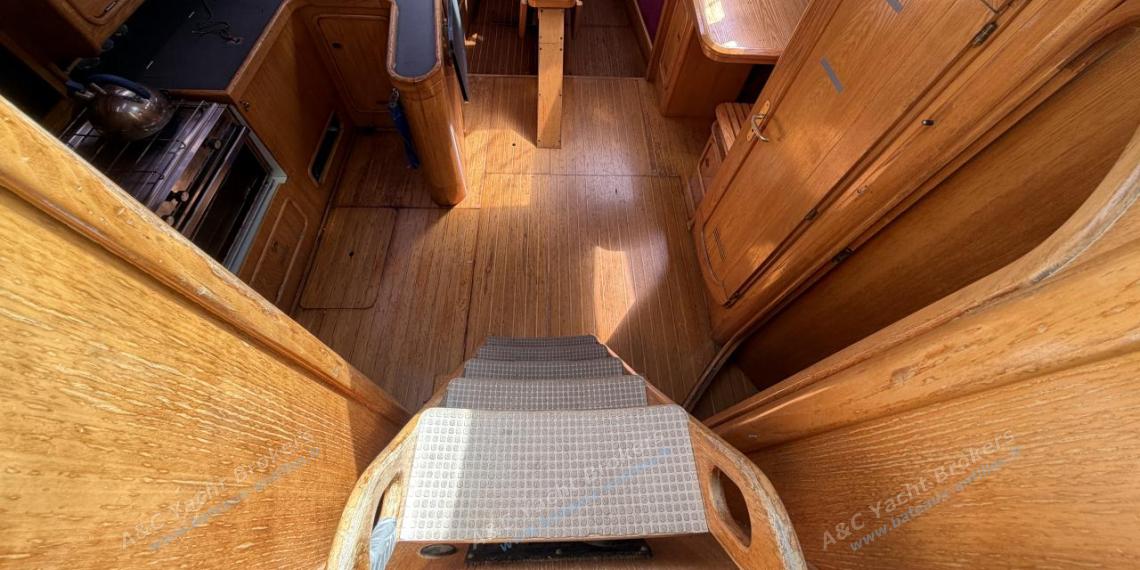 Alubat Ovni 39 : Accès intérieur depuis le cockpit Alubat Ovni 39 : Accès intérieur depuis le cockpit