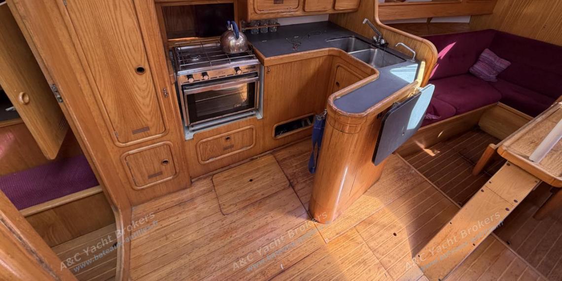 Alubat Ovni 39 : Cuisine en U à bâbord Alubat Ovni 39 : Cuisine en U à bâbord