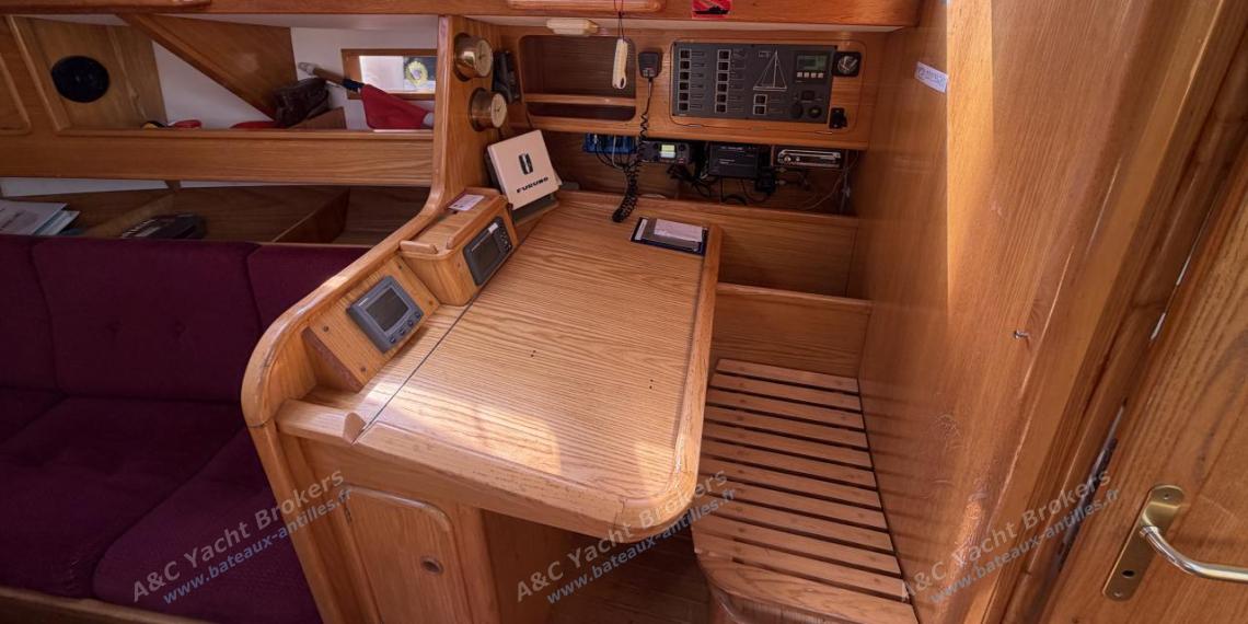 Alubat Ovni 39 : Table à cartes à tribord Alubat Ovni 39 : Table à cartes à tribord