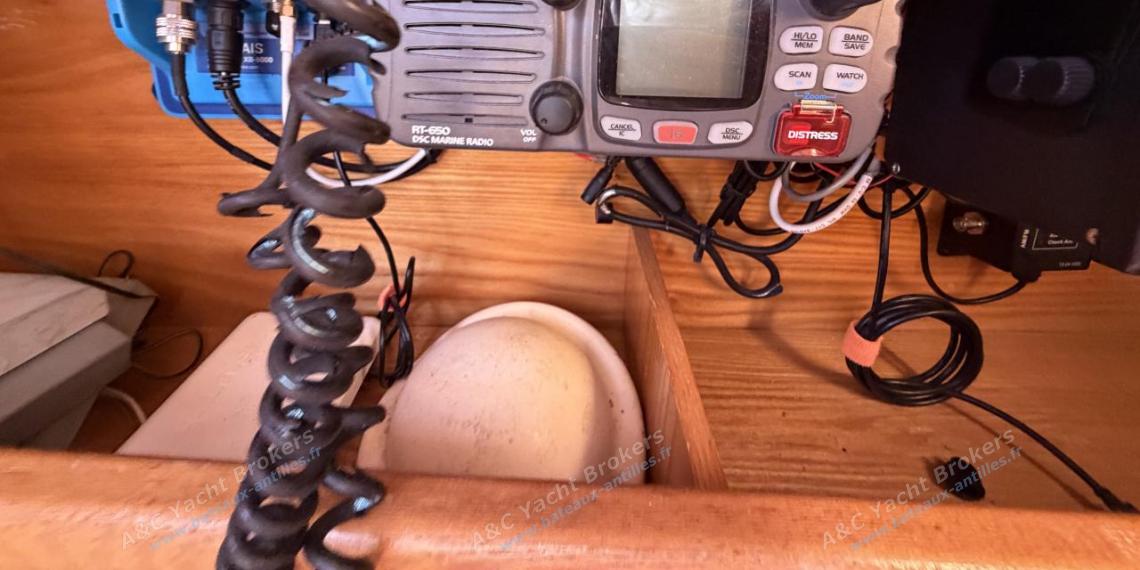 Alubat Ovni 39 : VHF à la table à cartes Alubat Ovni 39 : VHF à la table à cartes