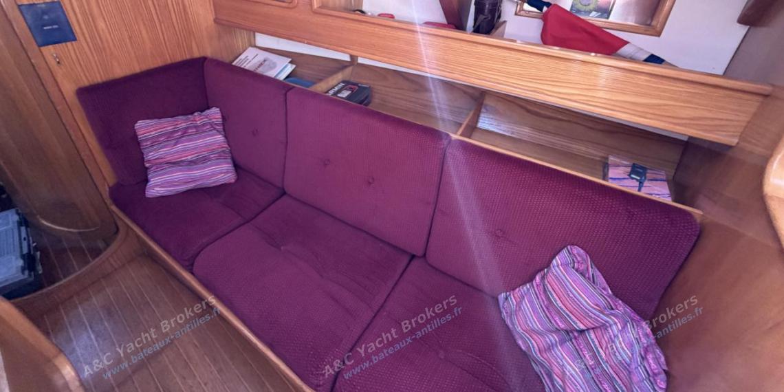 Alubat Ovni 39 : Banquette de carré à tribord Alubat Ovni 39 : Banquette de carré à tribord