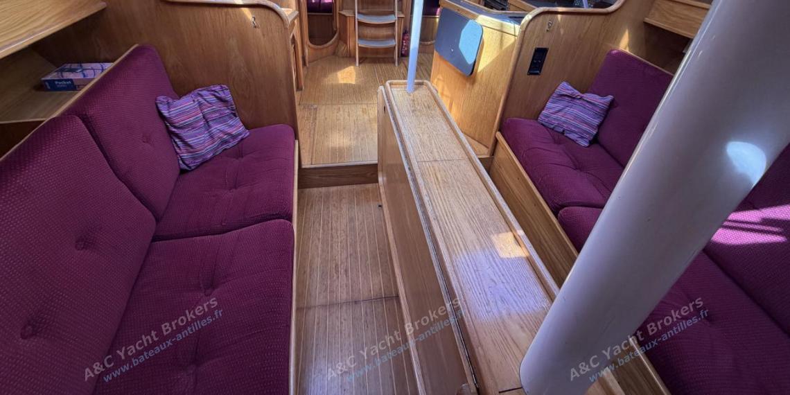 Alubat Ovni 39 : Carré vu depuis la cabine avant Alubat Ovni 39 : Carré vu depuis la cabine avant