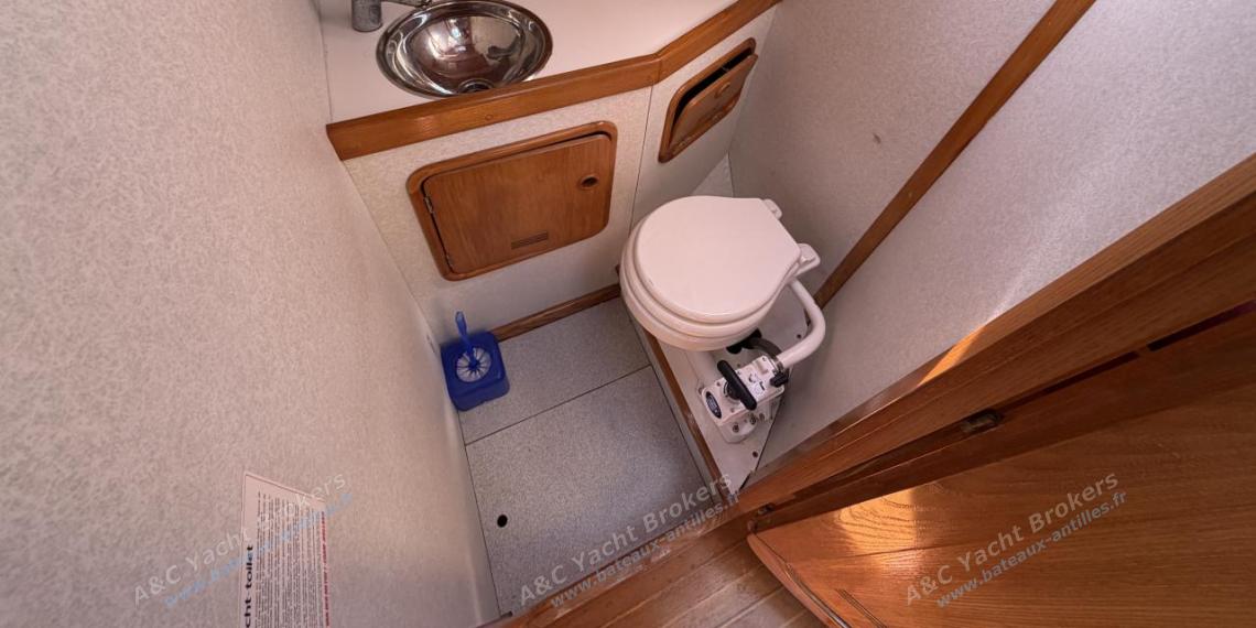 Alubat Ovni 39 : Salle d'eau avant Alubat Ovni 39 : Salle d'eau avant