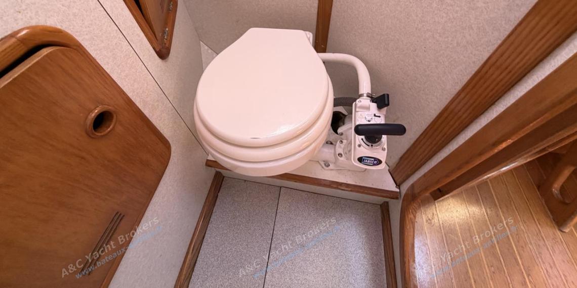 Alubat Ovni 39 : Salle d'eau arrière Alubat Ovni 39 : Salle d'eau arrière