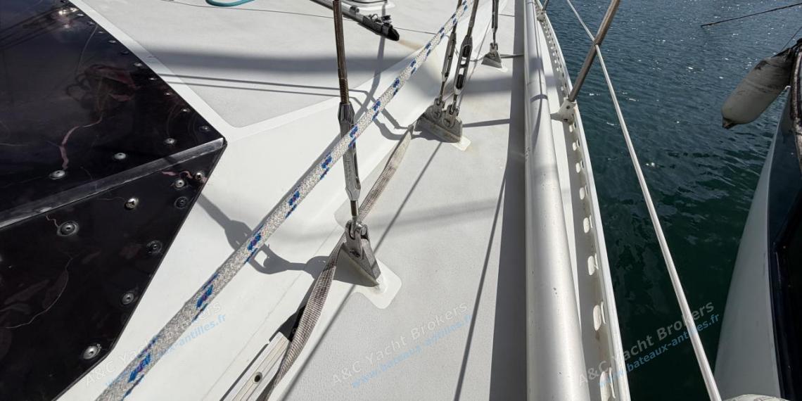 Alubat Ovni 39 : Passavant tribord autre vue Alubat Ovni 39 : Passavant tribord autre vue