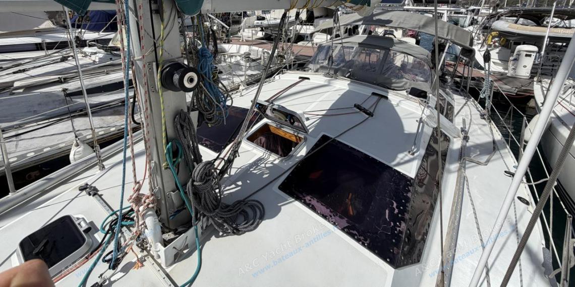 Alubat Ovni 39 : Roof vu depuis le passavant bâbord Alubat Ovni 39 : Roof vu depuis le passavant bâbord