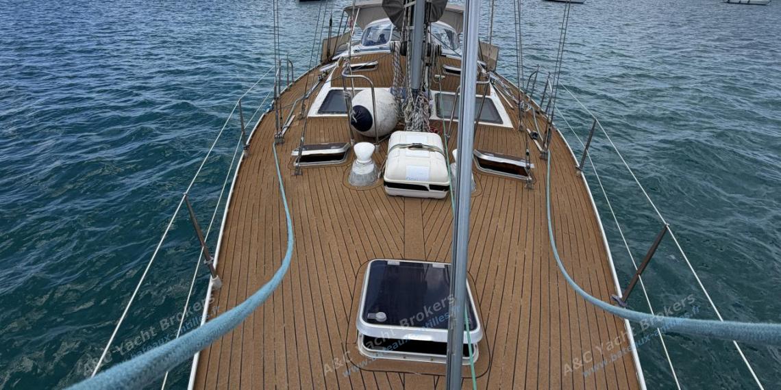 Alubat Ovni 43 : Roof vu depuis l'enrouleur de trinquette Alubat Ovni 43 : Roof vu depuis l'enrouleur de trinquette